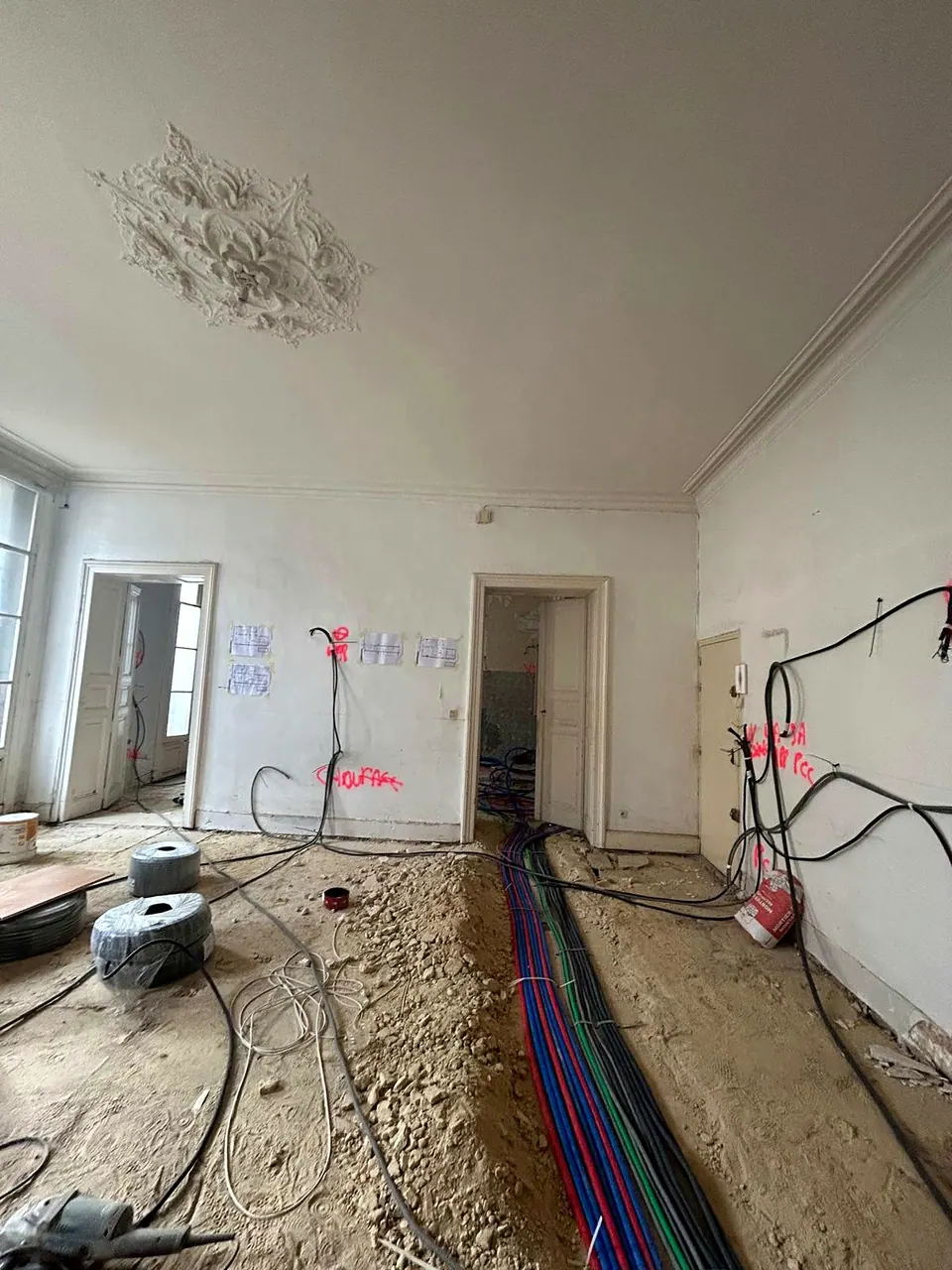 Gaines électriques au sol dans un appartement en rénovation
