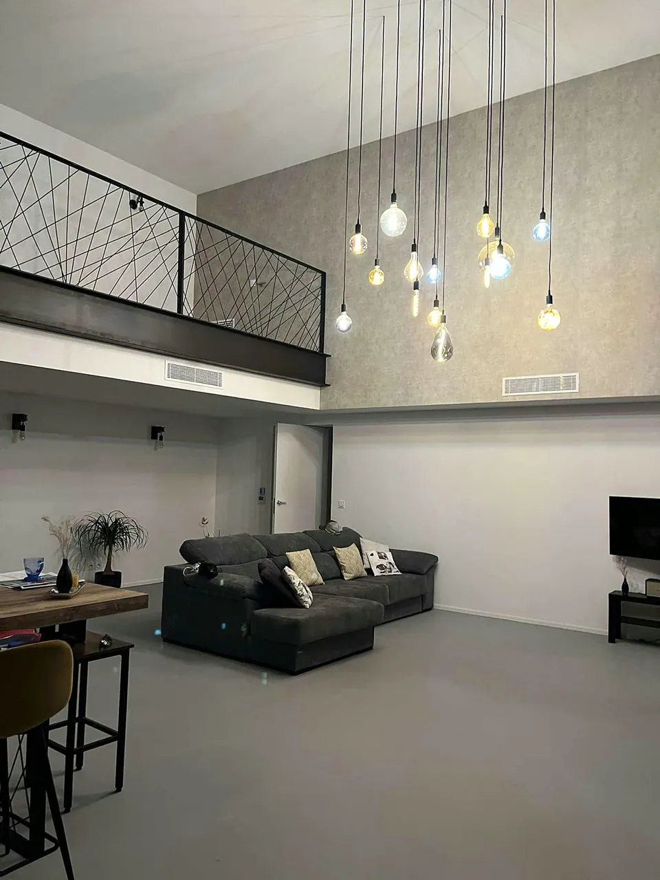 Grappe de suspensions dans un séjour avec mezzanine, chantier Sly Eco Énergie
